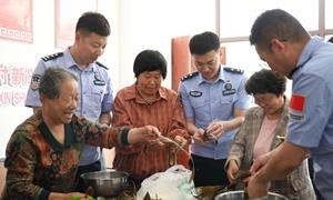 锦州边检站与驻地群众共迎端午佳节
