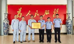 钦州边检站优质服务喜收企业致谢牌匾