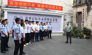 青年团员代表在中越国门东兴口岸接受红色教育