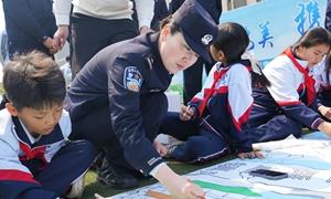 一幅百米画卷绘出警民鱼水情