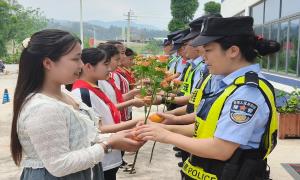 边境“砂糖橘”暖心致敬边疆移民管理警察