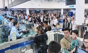“五一”假期跨境出游火热，深港口岸现“双向奔赴”客流高峰