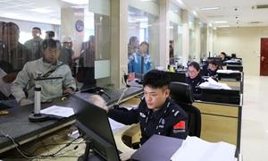 西藏边检总站执法调查支队办证室全力护航假期便民服务