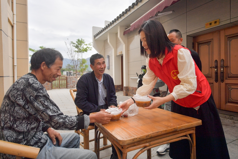 福州市罗源县起步镇志愿者在长者食堂为休憩的群众送上小点心-刘其燚摄.jpg