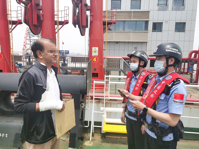 曹妃甸边检站执勤民警对受伤船员进行人证比对 李忠意 摄.jpg
