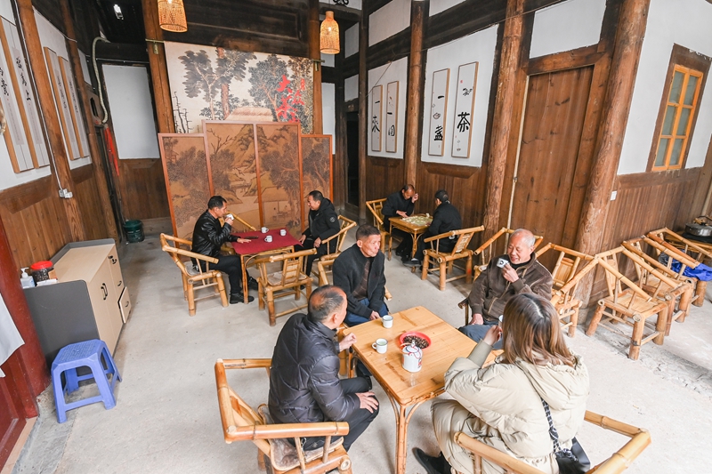 福州市罗源县起步镇大众茶馆里，群众活动井然有序.jpg