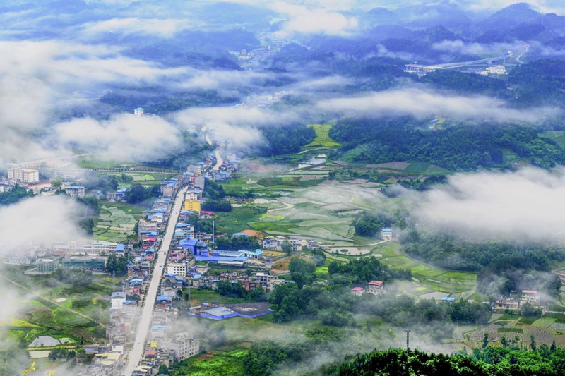 云雾里的齐跃桥村 冉建秀摄.jpg