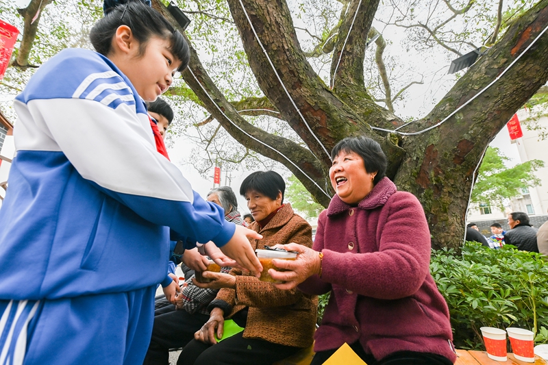 重阳节，福州市罗源县起步镇小学生志愿者为老人献上拗九粥.jpg