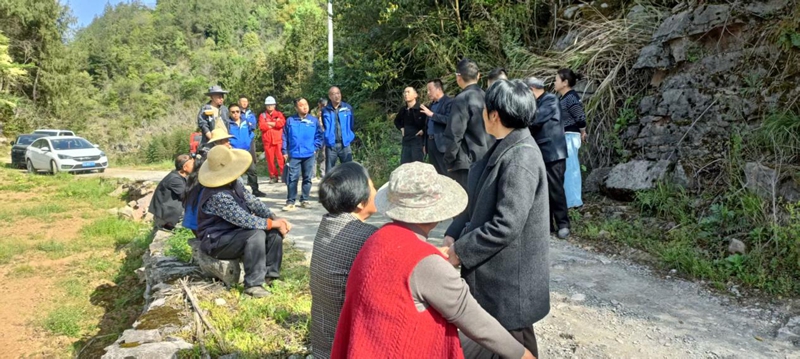 把“评理说事”现场搬到田间地头.jpg