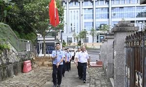 党旗飘扬边境线 参观共建同护边