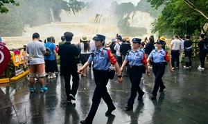 移民管理警察闻“汛”而动，守护游客平安