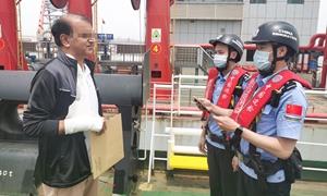 曹妃甸边检站开通“紧急通道”救助受伤船员