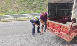 民警抬车救老人 诠释移民警察温度