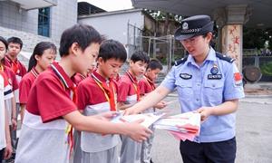 移民管理警察的眼睛 藏着怎样的故事