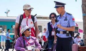 护航光明之旅2025年“一带一路·光明行”蒙古国行动患者从二连铁路口岸入境