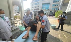 畹町边检站开通“绿色通道”紧急救助一名突发疾病旅客
