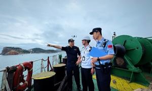 石岛边检站协调荣成海关、威海成山头海事处开展联合登临检查行动