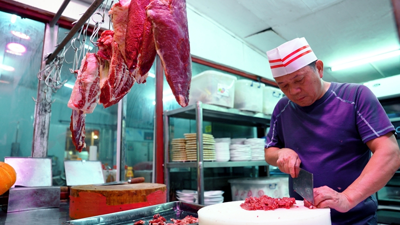 东莞市一家牛庄饭店内的厨师正在进行牛肉切片 王博摄.jpg