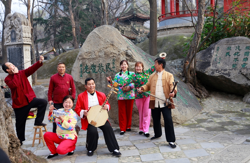 华阴老腔在陕西省渭南市华山玉泉院演出-王渭 摄.jpg 华阴老腔在陕西省渭南市华山玉泉院演出-王渭 摄.jpg