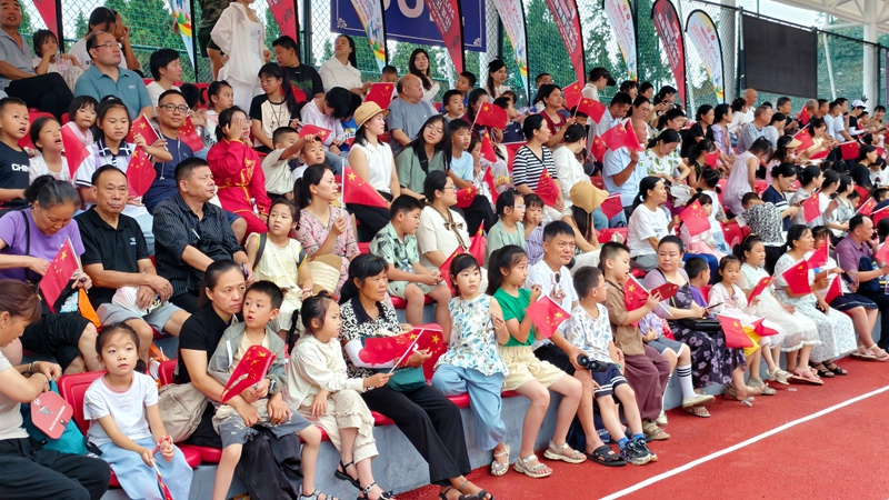 向家村绿茵场挤满了热情似火的游客和观众.jpg