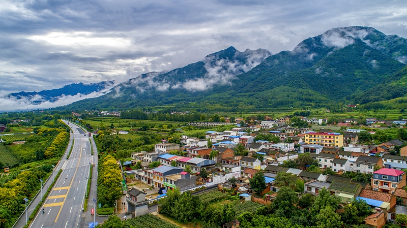 陕西省西安市鄠邑区环山路栗峪口美丽乡村-丁昌民 摄.jpg