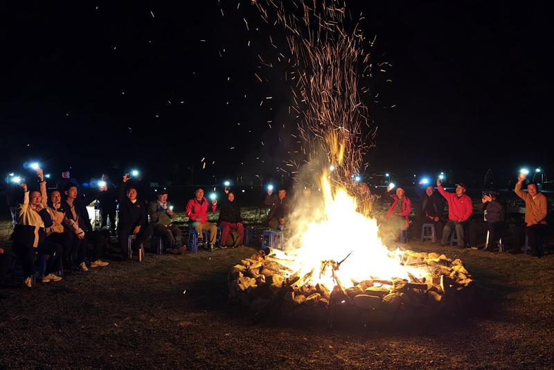 游客参加篝火晚会.jpg