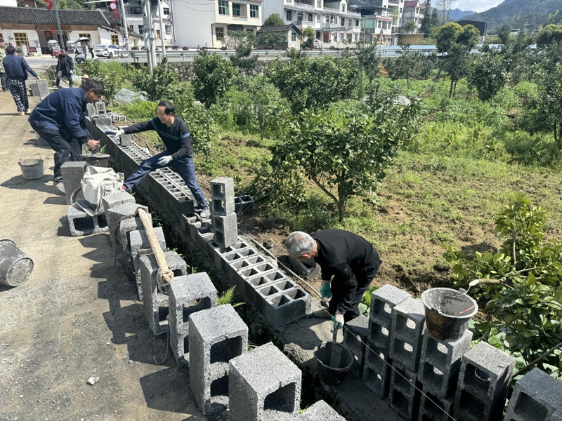 九间店村民投工投劳拓宽产业致富路.jpg