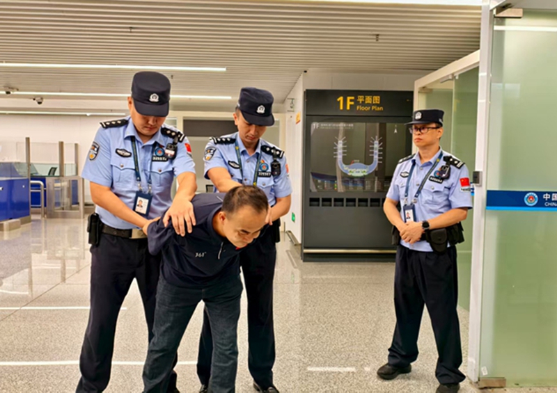 该图为桂林出入境边防检查站开展处突演练3.jpg