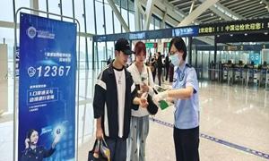 桂林边检站边检女警毛毳：最强大脑汇法典 柔指春风暖查验
