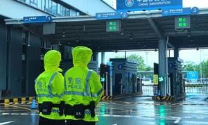 台风“韦帕”挡不住德国情侣免签游?皇岗边检民警坚守岗位保畅行获赞誉