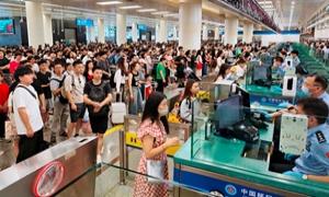 高温难挡出游热情！皇岗边检站多措并举服务保障暑期跨境文旅客流
