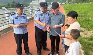 普法护航边境游，临城边境派出所走进G331国道为游客开启法律“导航”