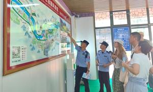 暑期出游高峰将至 民警“送法”进景区