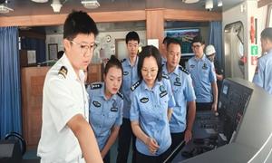 宁波边检登临国产智能教学船“新红专”轮参观研学