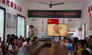 贵港市：覃塘区农家书屋暑期公益课堂暖心开启