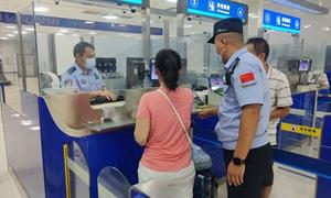 龙邦边检站为入境“家庭旅行团”提供便民通关服务 收获满满点赞