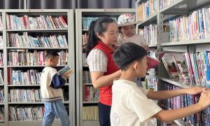 勐海镇象山社区：绘本点亮童心 书中