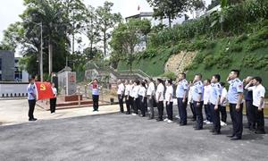 党旗飘扬边境线 参观共建同护边