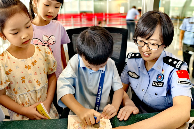 “国门第一课·成长‘移’起走”——桂林出入境边防检查站开展“感知国门安全，筑牢家国情怀”主题实践活动3.jpg