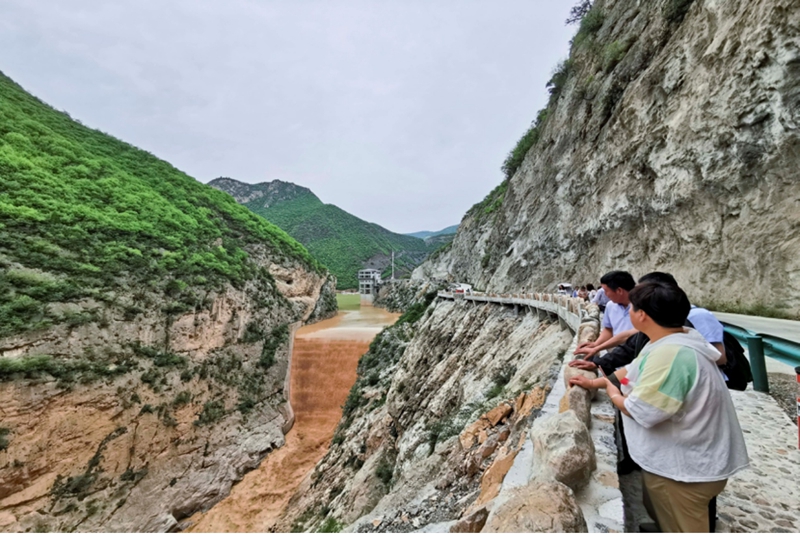 文泾湖大坝处游客在岸边观潮.jpg