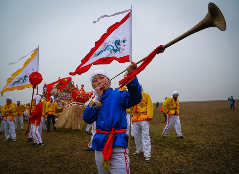 江苏省南京市刚刚加入骆山大龙舞龙队伍的孩子在吹喇叭.jpg 江苏省南京市刚刚加入骆山大龙舞龙队伍的孩子在吹喇叭.jpg