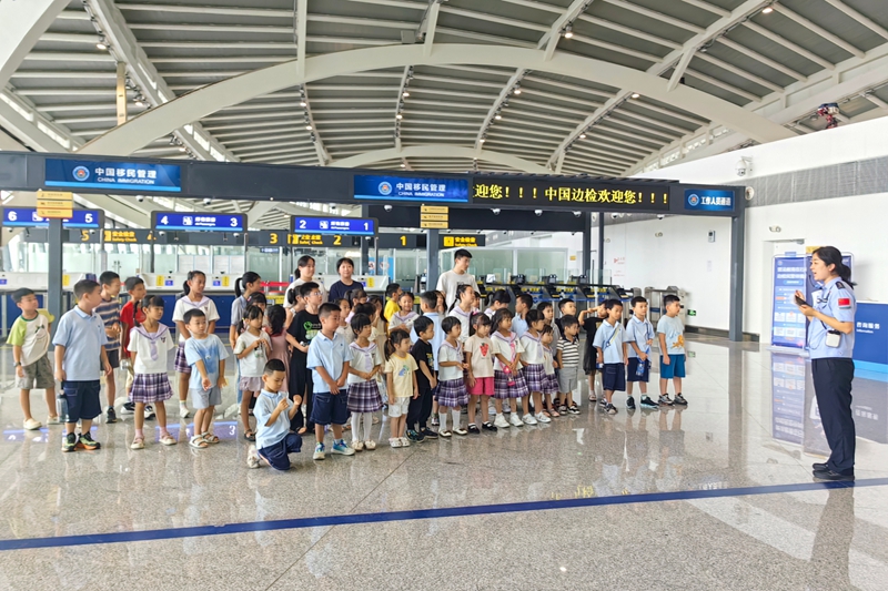 “国门第一课·成长‘移’起走”——桂林出入境边防检查站开展“感知国门安全，筑牢家国情怀”主题实践活动2.jpg
