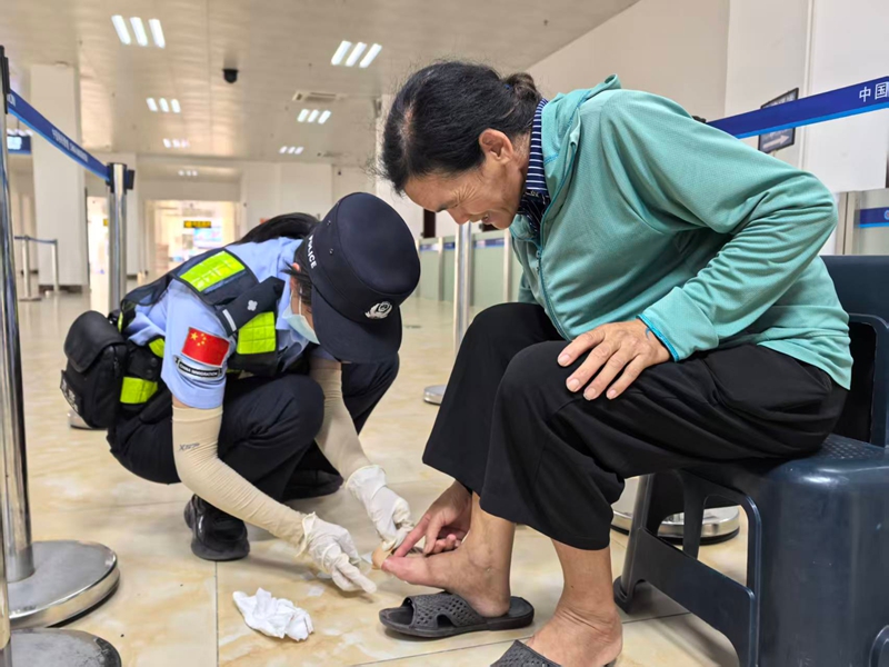 爱店边检站民警姬新雨救助受伤旅客 杨琦摄.jpg