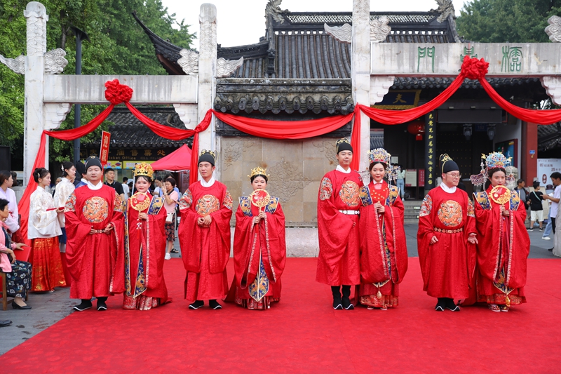 江苏省南京市秦淮区在秦淮河畔举办集体婚礼。南京市秦淮区文明办供图.jpg 江苏省南京市秦淮区在秦淮河畔举办集体婚礼。南京市秦淮区文明办供图.jpg