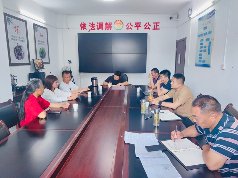 茶店子镇综治中心组织村民和某农业有限公司进行调解.jpg