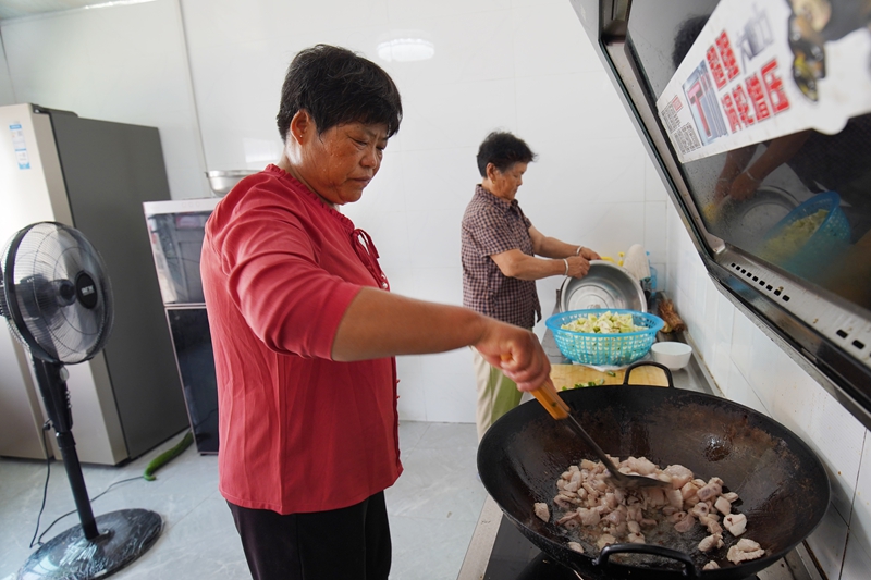 江苏省徐州市贾汪区塔山镇塔山村”幸福小院“ 志愿者张西玲为老人准备午饭.jpg
