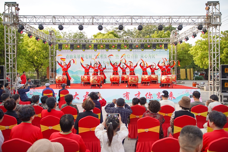 江苏省徐州市贾汪区青山泉镇第七届“文明集市”暨“智绘青山 泉心为民”五一专场草根秀活动。徐州市文明办供图。.JPG