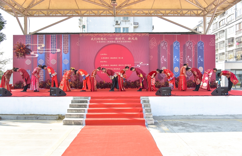 江苏省南通市如皋市的年轻人们在易俗堂前举办集体婚礼.jpg 江苏省南通市如皋市的年轻人们在易俗堂前举办集体婚礼.jpg