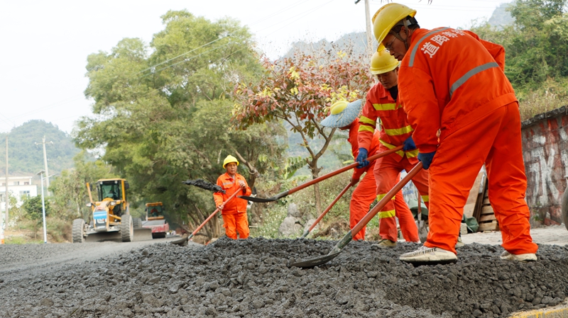广西河池巴马瑶族自治县甲篆镇路面大修工程施工现场（巴马公路养护中心  罗爱月供图）.jpg