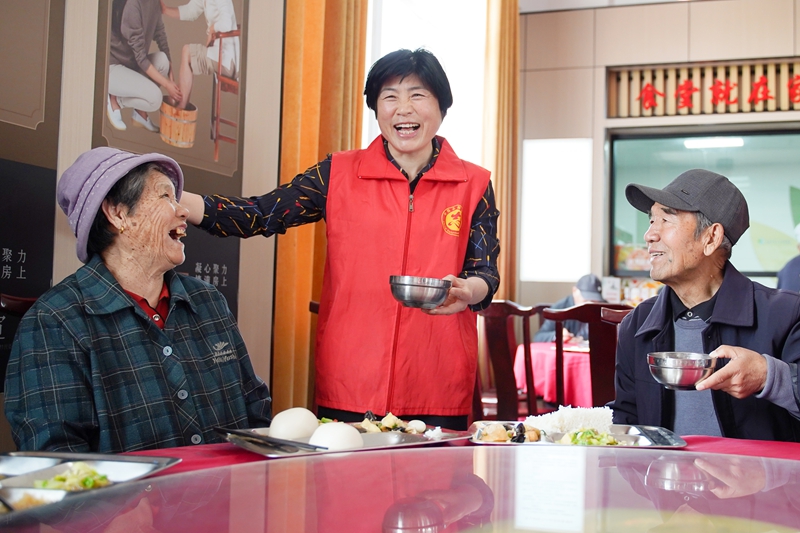 江苏省徐州市贾汪区青山泉镇房上村移风易俗大厅（家门口食堂） 提升老年人“舌尖上的幸福”.jpg